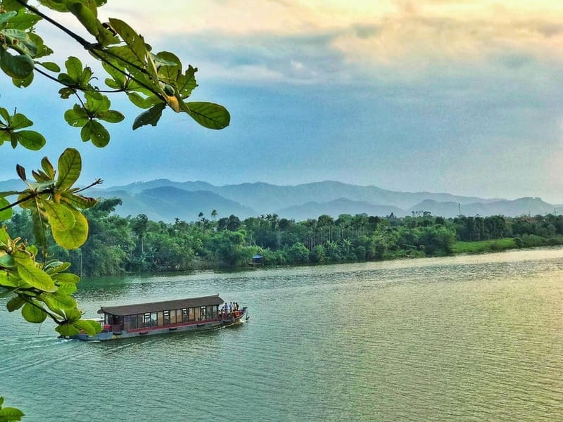 2. Sông Hương